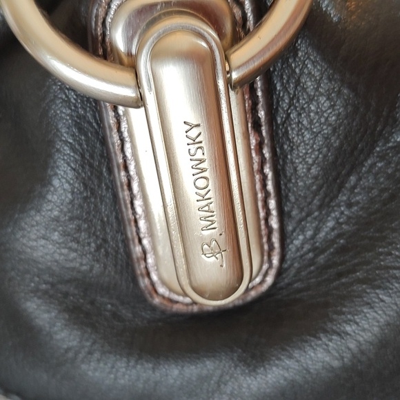 Two-Tone Black and Cream Shoulder Bag - Picture 2 of 8